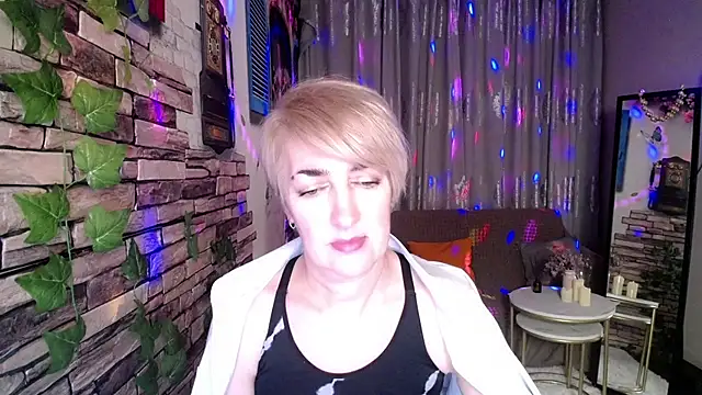 Snapshot of Hot_Girl87 chatting on December 2024 10:17:01 PM Hot Girl87 online show from December 2024 10:17:01 PM