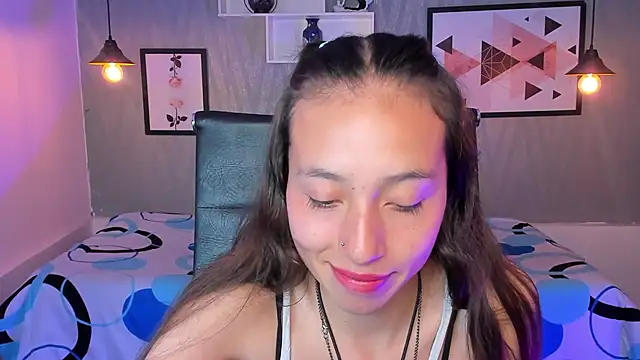 Snapshot of Valeria_roussi chatting on December 2024 08:25:01 PM Valeria roussi online show from December 2024 08:25:01 PM