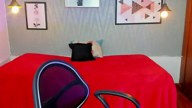 Snapshot of Valeria_roussi chatting on January 2025 02:32:02 PM Valeria roussi online show from January 2025 02:32:02 PM