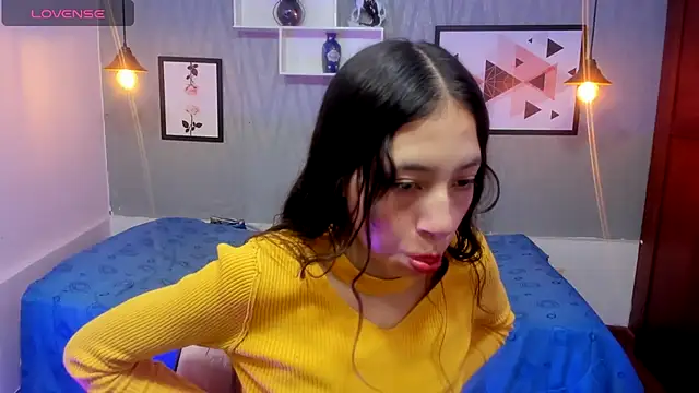 Snapshot of Valeria_roussi chatting on October 2025 01:58:01 PM Valeria roussi online show from October 2025 01:58:01 PM