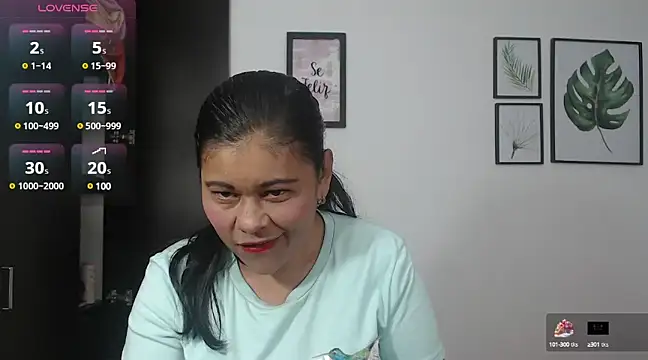 Snapshot of viki_mom chatting on February 2025 04:01:02 AM viki mom online show from February 2025 04:01:02 AM