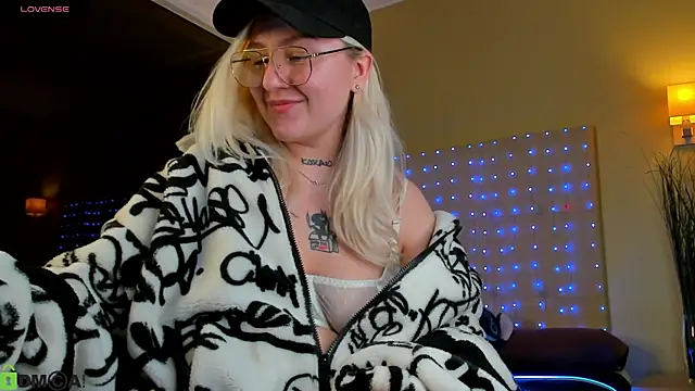 Snapshot of Debbie_Taylor chatting on April 2026 07:07:02 PM Debbie Taylor online show from April 2026 07:07:02 PM