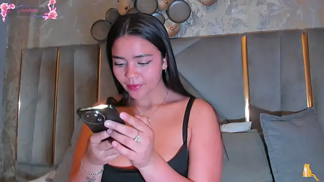 Snapshot of KimDevinne chatting on May 2026 03:37:02 AM KimDevinne online show from May 2026 03:37:02 AM