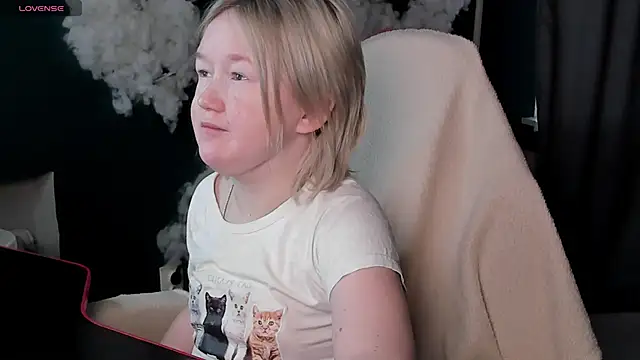 Snapshot of Sara_Robinson chatting on April 2026 02:42:01 AM Sara Robinson online show from April 2026 02:42:01 AM