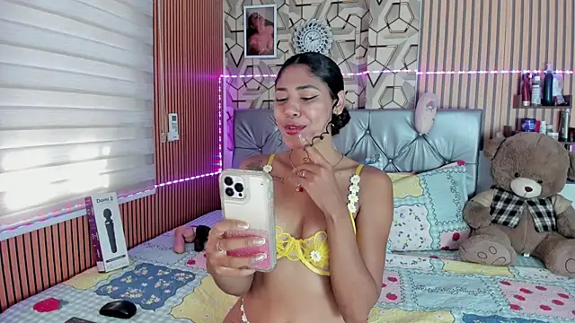 Snapshot of charlotteone chatting on May 2026 01:06:01 PM charlotteone online show from May 2026 01:06:01 PM