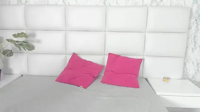 MIA  SAENZ online show from March 2025 12:27:02 PM