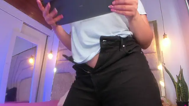 EmaJames25 online show from April 2026 07:07:01 PM