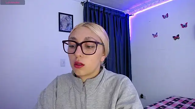 Snapshot of Soffy-brooks chatting on April 2026 04:17:01 AM Soffy-brooks online show from April 2026 04:17:01 AM