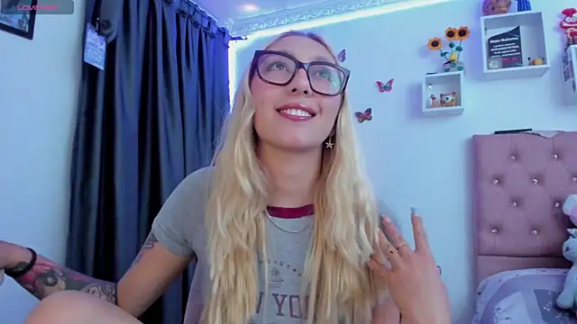 Snapshot of Soffy-brooks chatting on May 2026 03:46:02 AM Soffy-brooks online show from May 2026 03:46:02 AM