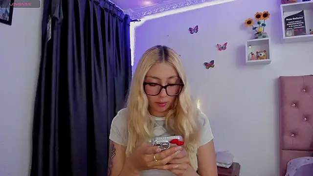 Snapshot of Soffy-brooks chatting on May 2026 04:20:02 AM Soffy-brooks online show from May 2026 04:20:02 AM