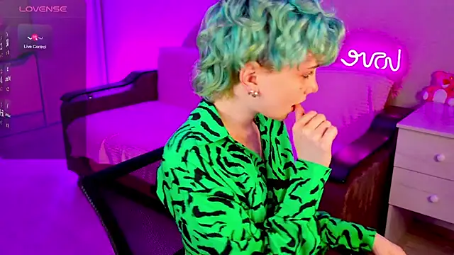 School Love online show from December 2024 04:17:01 PM