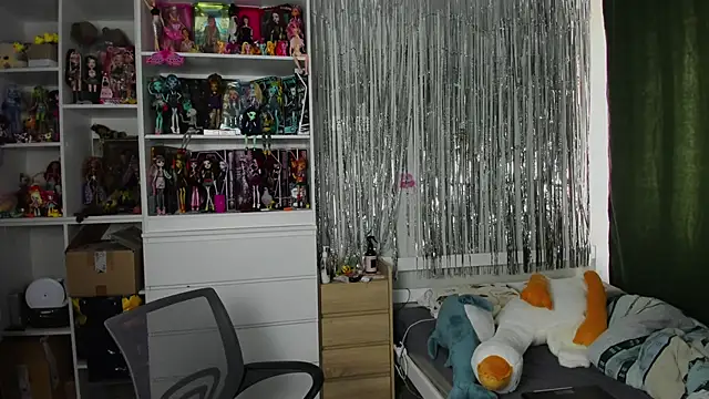 Snapshot of School_Love chatting on April 2026 07:05:01 AM School Love online show from April 2026 07:05:01 AM