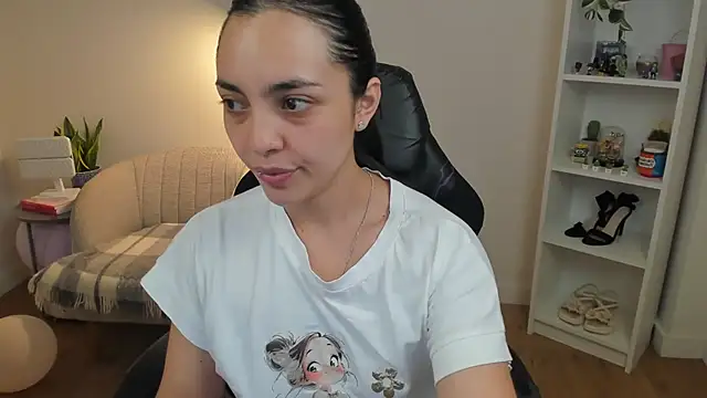 Snapshot of _BellaEvans_ chatting on April 2026 04:37:02 AM BellaEvans online show from April 2026 04:37:02 AM