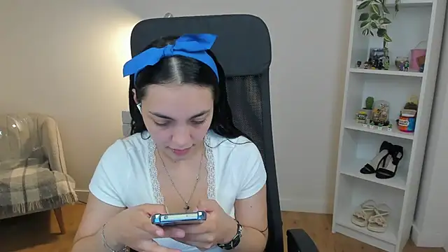 Snapshot of _BellaEvans_ chatting on May 2026 04:52:01 AM BellaEvans online show from May 2026 04:52:01 AM