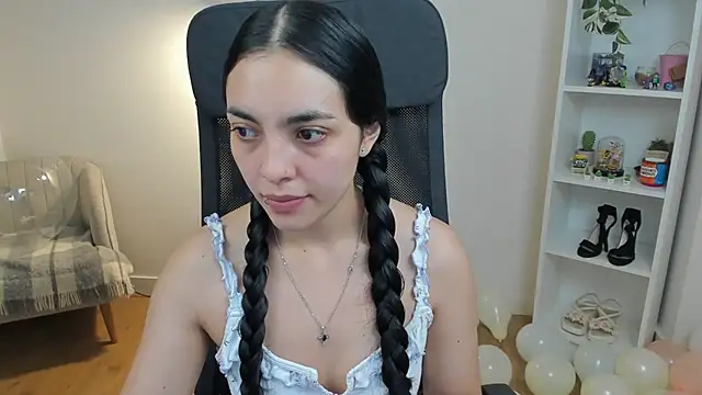 Snapshot of _BellaEvans_ chatting on May 2026 04:50:01 AM BellaEvans online show from May 2026 04:50:01 AM