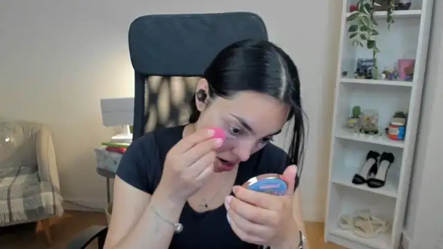 Snapshot of _BellaEvans_ chatting on May 2026 04:32:01 AM BellaEvans online show from May 2026 04:32:01 AM