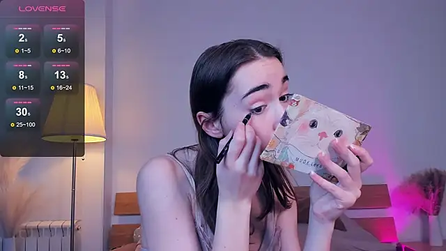 Snapshot of PollyBeev chatting on February 2025 11:17:02 AM PollyBeev online show from February 2025 11:17:02 AM