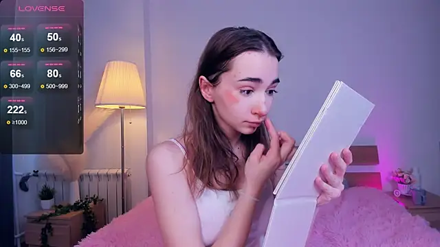 Snapshot of PollyBeev chatting on March 2025 11:05:01 AM PollyBeev online show from March 2025 11:05:01 AM