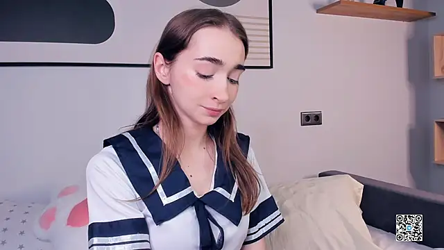 Snapshot of PollyBeev chatting on September 2025 07:41:01 AM PollyBeev online show from September 2025 07:41:01 AM