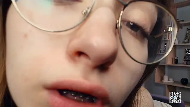 Snapshot of PollyBeev chatting on September 2025 07:35:02 AM PollyBeev online show from September 2025 07:35:02 AM