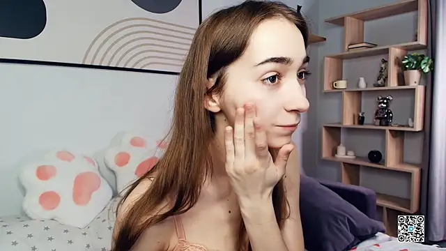 Snapshot of PollyBeev chatting on October 2025 07:28:01 AM PollyBeev online show from October 2025 07:28:01 AM