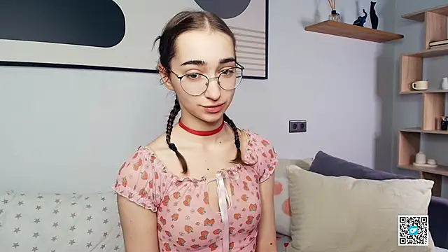 Snapshot of PollyBeev chatting on October 2025 07:49:01 AM PollyBeev online show from October 2025 07:49:01 AM