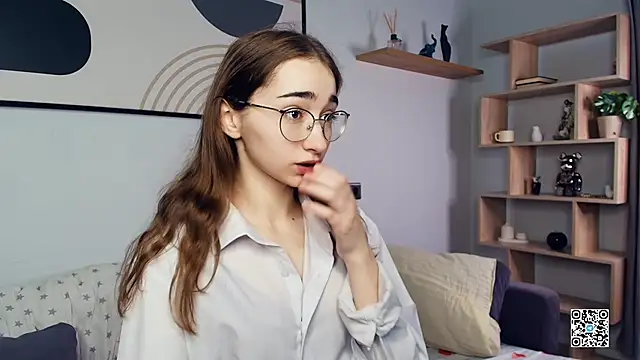 Snapshot of PollyBeev chatting on October 2025 07:18:02 AM PollyBeev online show from October 2025 07:18:02 AM