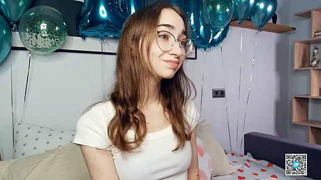 Snapshot of PollyBeev chatting on October 2025 07:07:02 AM PollyBeev online show from October 2025 07:07:02 AM