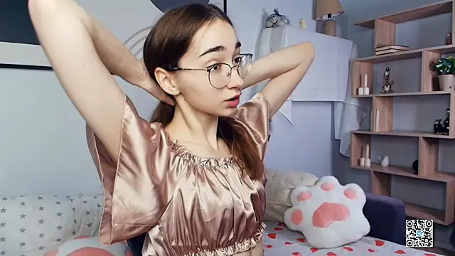 Snapshot of PollyBeev chatting on October 2025 07:27:01 AM PollyBeev online show from October 2025 07:27:01 AM