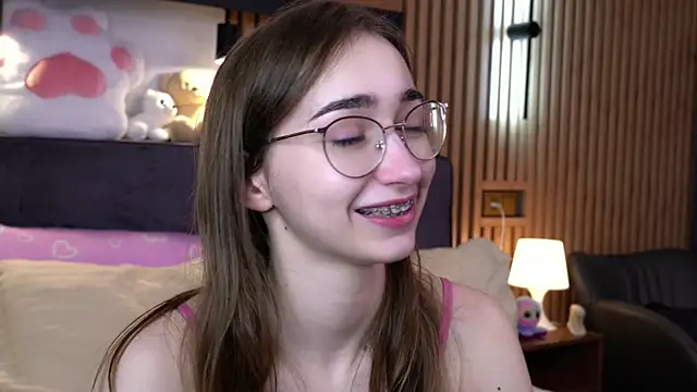 Snapshot of PollyBeev chatting on November 2025 07:25:01 AM PollyBeev online show from November 2025 07:25:01 AM