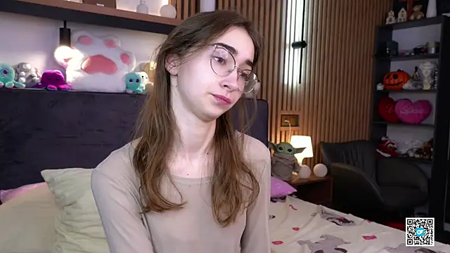 Snapshot of PollyBeev chatting on November 2025 07:24:02 AM PollyBeev online show from November 2025 07:24:02 AM