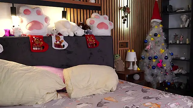 Snapshot of PollyBeev chatting on December 2025 08:54:01 AM PollyBeev online show from December 2025 08:54:01 AM