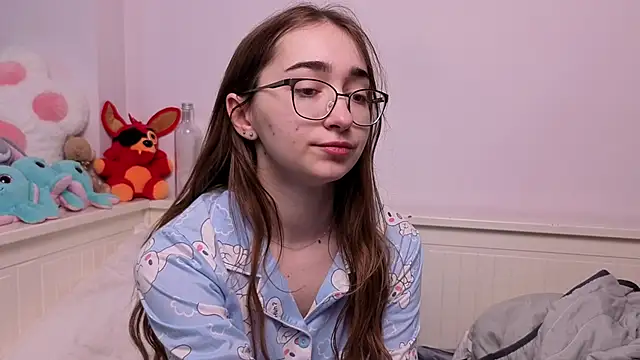 Snapshot of PollyBeev chatting on May 2026 08:11:01 AM PollyBeev online show from May 2026 08:11:01 AM