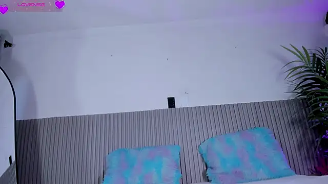 valentina lux online show from April 2026 08:09:01 PM