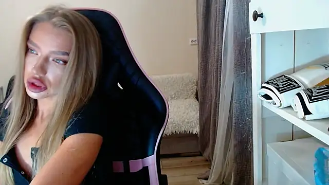 Snapshot of lonely_dreamm chatting on December 2024 06:47:01 AM lonely dreamm online show from December 2024 06:47:01 AM