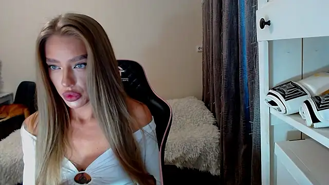 Snapshot of lonely_dreamm chatting on December 2024 12:44:02 PM lonely dreamm online show from December 2024 12:44:02 PM