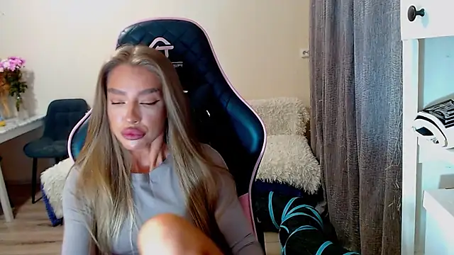 Snapshot of lonely_dreamm chatting on December 2024 02:16:02 PM lonely dreamm online show from December 2024 02:16:02 PM