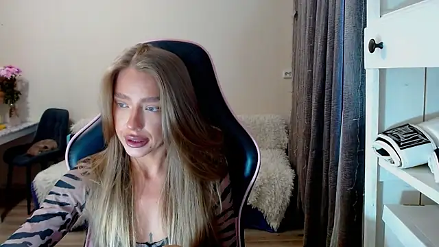 Snapshot of lonely_dreamm chatting on December 2024 09:03:01 AM lonely dreamm online show from December 2024 09:03:01 AM