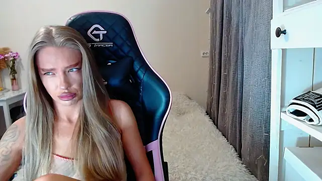 Snapshot of lonely_dreamm chatting on December 2024 01:29:02 PM lonely dreamm online show from December 2024 01:29:02 PM