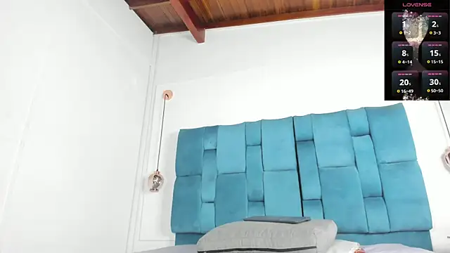 mia  fernandez online show from November 2025 07:07:02 PM