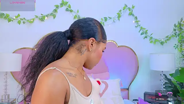 NahiaraReina online show from December 2025 01:52:02 PM