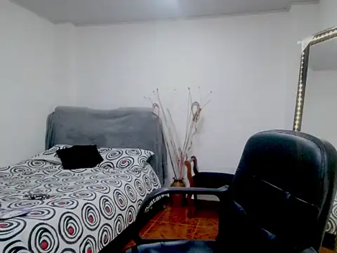 Hanna-33 online show from September 2025 06:40:02 PM