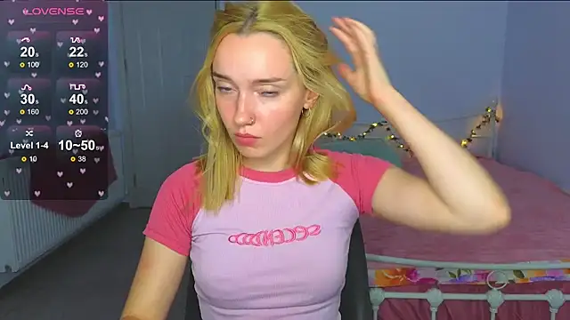 Snapshot of Wild_Sophie_ chatting on September 2025 06:42:01 PM Wild Sophie online show from September 2025 06:42:01 PM