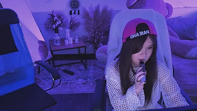 Elainebeness online show from April 2026 09:18:02 PM