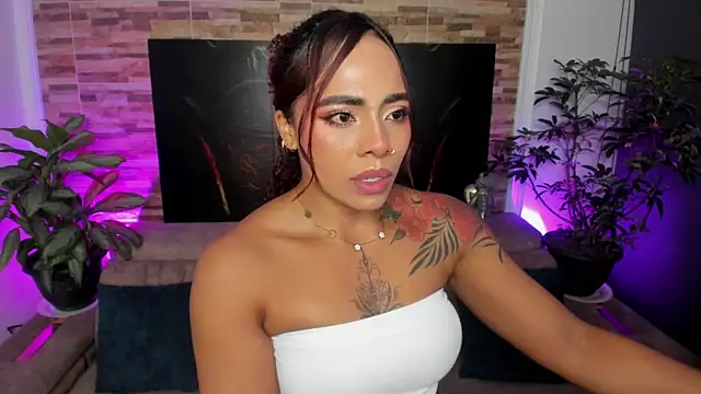 Snapshot of emilyfitness chatting on June 2026 12:32:02 AM emilyfitness online show from June 2026 12:32:02 AM