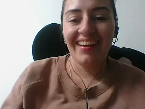  karlie kloss  online show from February 2025 01:38:01 AM