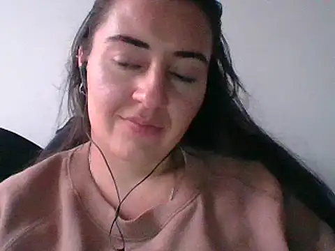  karlie kloss  online show from February 2025 11:04:02 PM