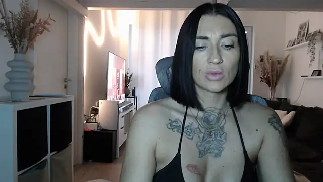 IntiMia online show from November 2025 07:52:02 AM