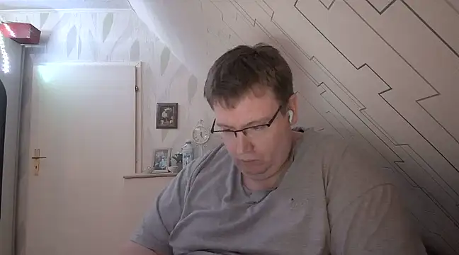 Snapshot of der_alex38 chatting on February 2025 10:33:01 PM der alex38 online show from February 2025 10:33:01 PM