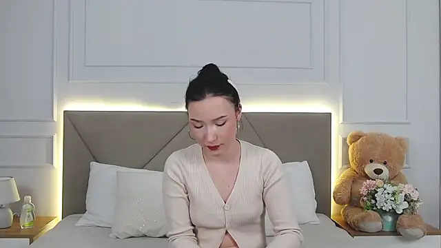 LeilaLow online show from December 2024 12:00:02 PM